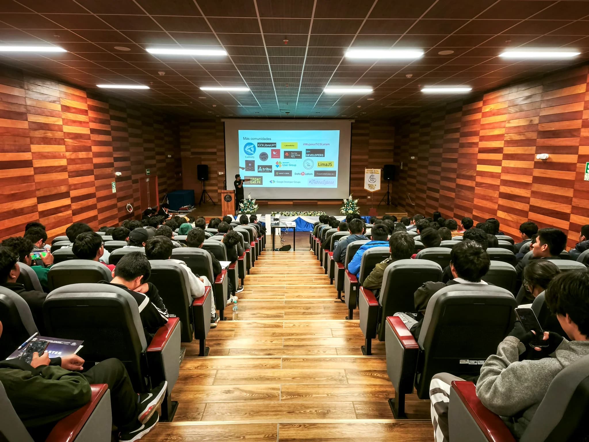 Auditorio lleno durante una charla, visto desde las últimas filas